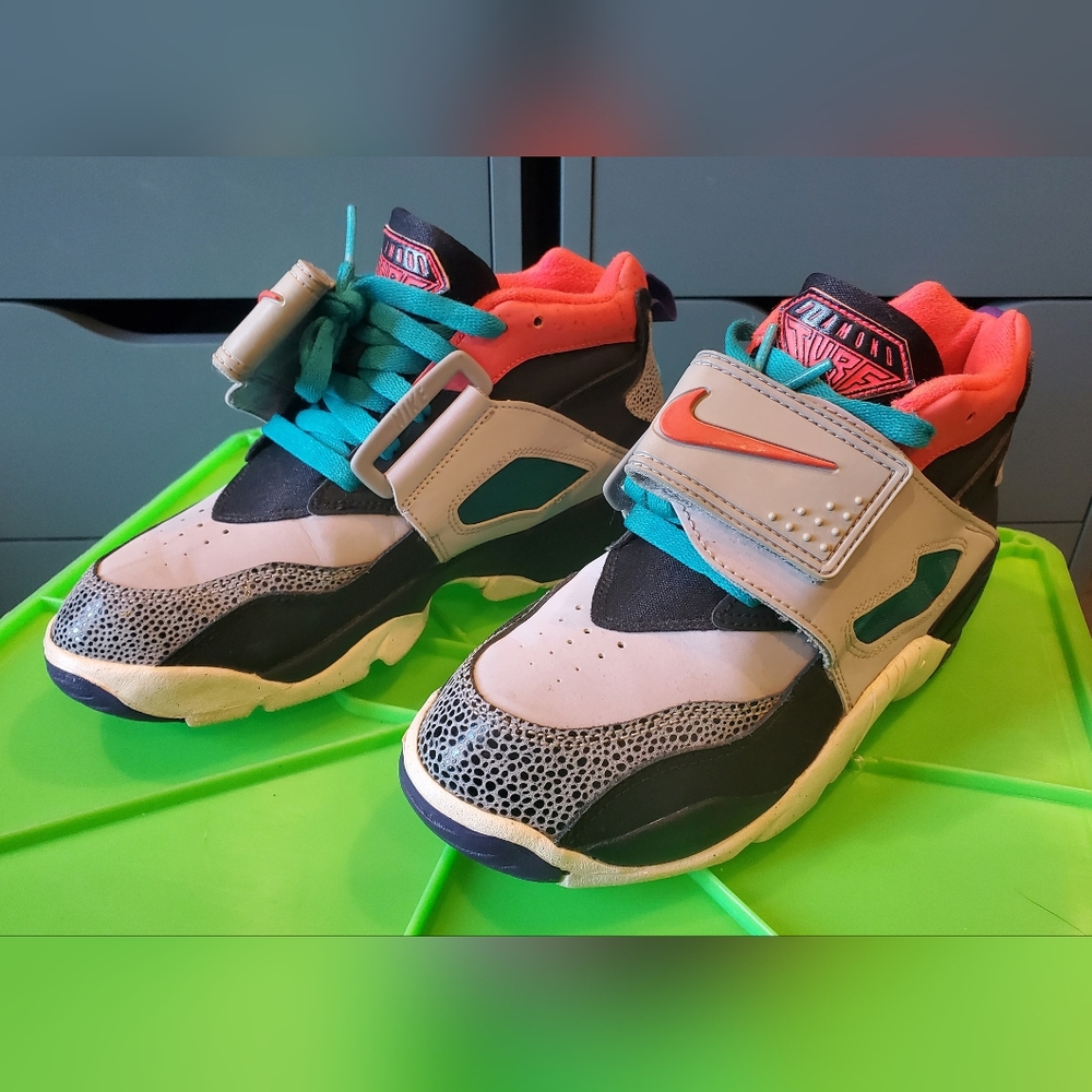 NIKE AIR DIAMOND TURF 2 GS ☆ Wolf Grey Crimson ☆ SIZE 5.5Y or 7 US WOMENS ☆ EUC - Picture 3 of 12